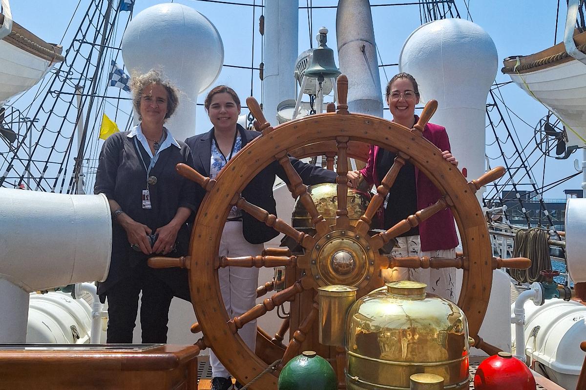 Ved roret.jpg Tre personer ved roret til seilskuta Statsraad Lehmkuhl